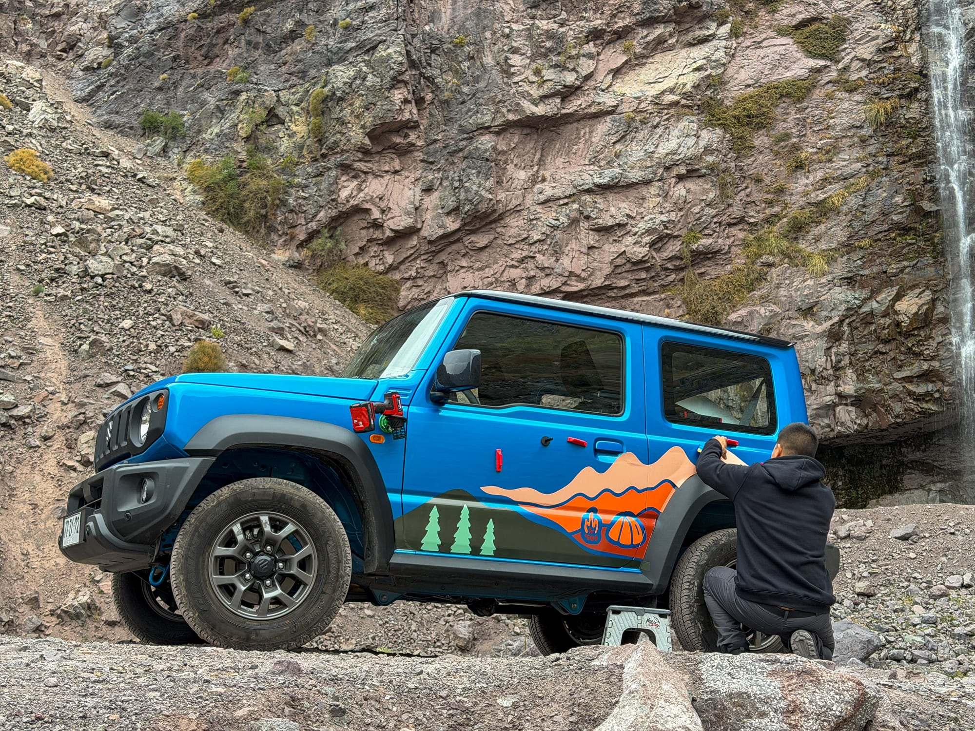 Perfil del nuevo Jimny 3 puertas con el vinilo de Vitara Viajeros