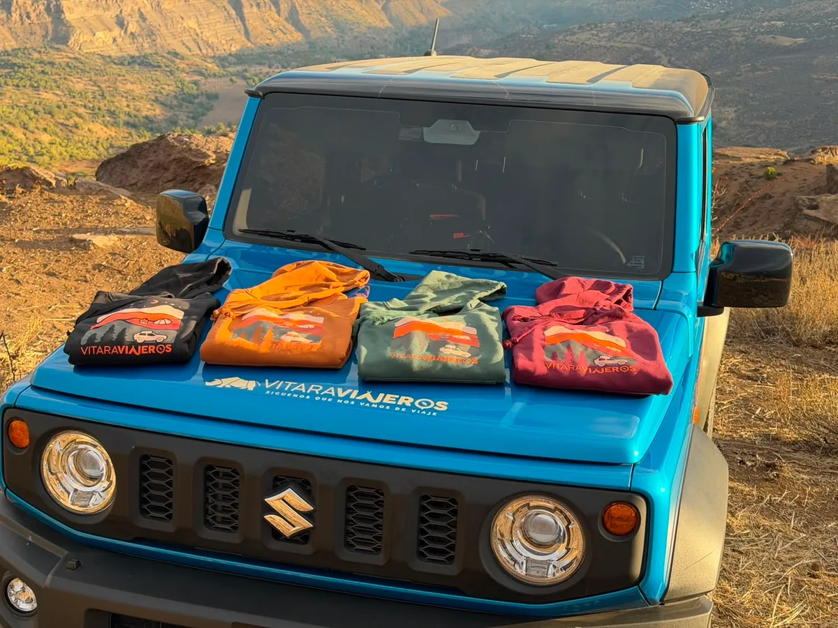 Polerones oficiales Vitara Viajeros sobre el Jimny azul